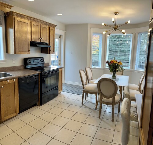 Charming 4-bedroom house with jacuzzi tub. Family and Pet friendly 