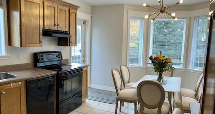 Charming 4-bedroom house with jacuzzi tub. Family and Pet friendly