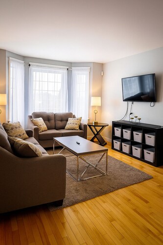 Charming 4-bedroom house with jacuzzi tub. Family and Pet friendly 