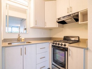 Refrigerador, cafetera y tetera, utensilios de cocina y comedor 