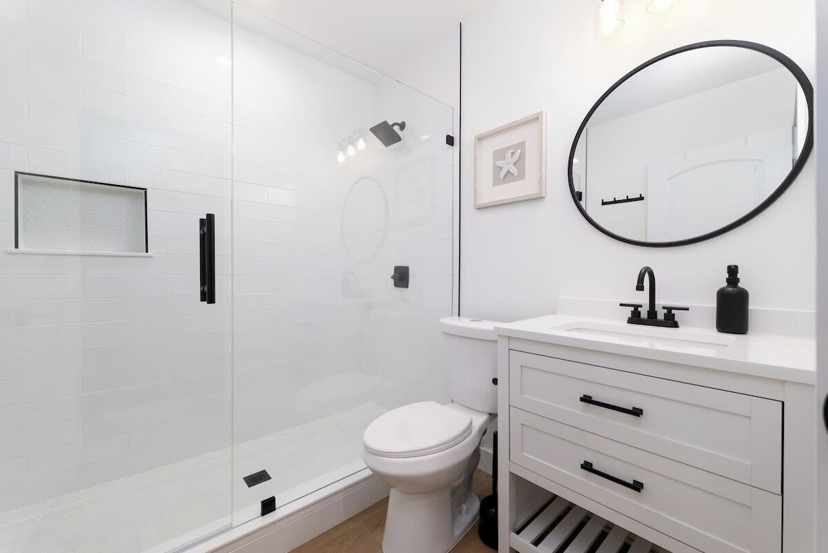 Shower, hair dryer, towels, shampoo