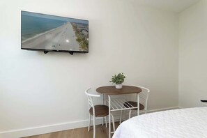 Fer et planche à repasser, lit de bébé portatif, accès au Wi-Fi (inclus)
