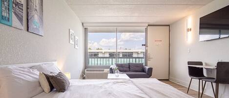 1 bedroom, desk, WiFi, bed sheets