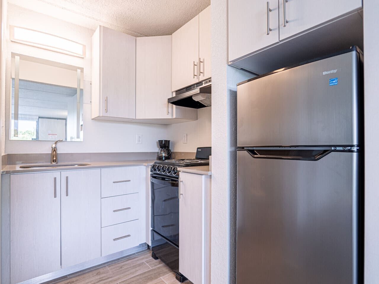 Cookware/dishes/utensils, dining tables