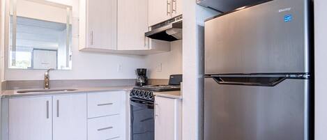 Cookware/dishes/utensils, dining tables