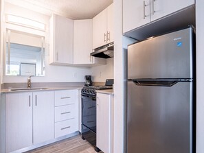 Batterie de cuisine, vaisselle et ustensiles, tables à manger