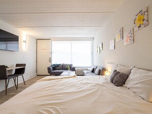 1 bedroom, desk, WiFi