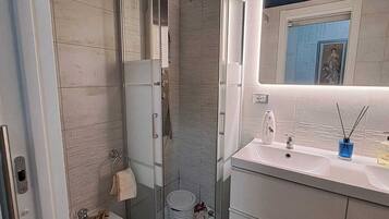 Dusche, Haartrockner, Bidet, Handtücher