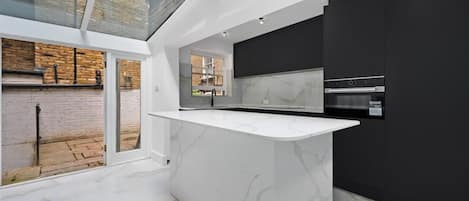 Apartamento | Cocina privada | Frigorífico, microondas, horno y placa de cocina