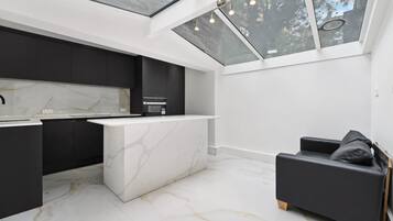 Apartamento | Cocina privada | Frigorífico, microondas, horno y placa de cocina