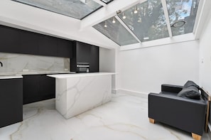 Huoneisto | Yksityinen keittiö | Jääkaappi, mikroaaltouuni, uuni, liesi