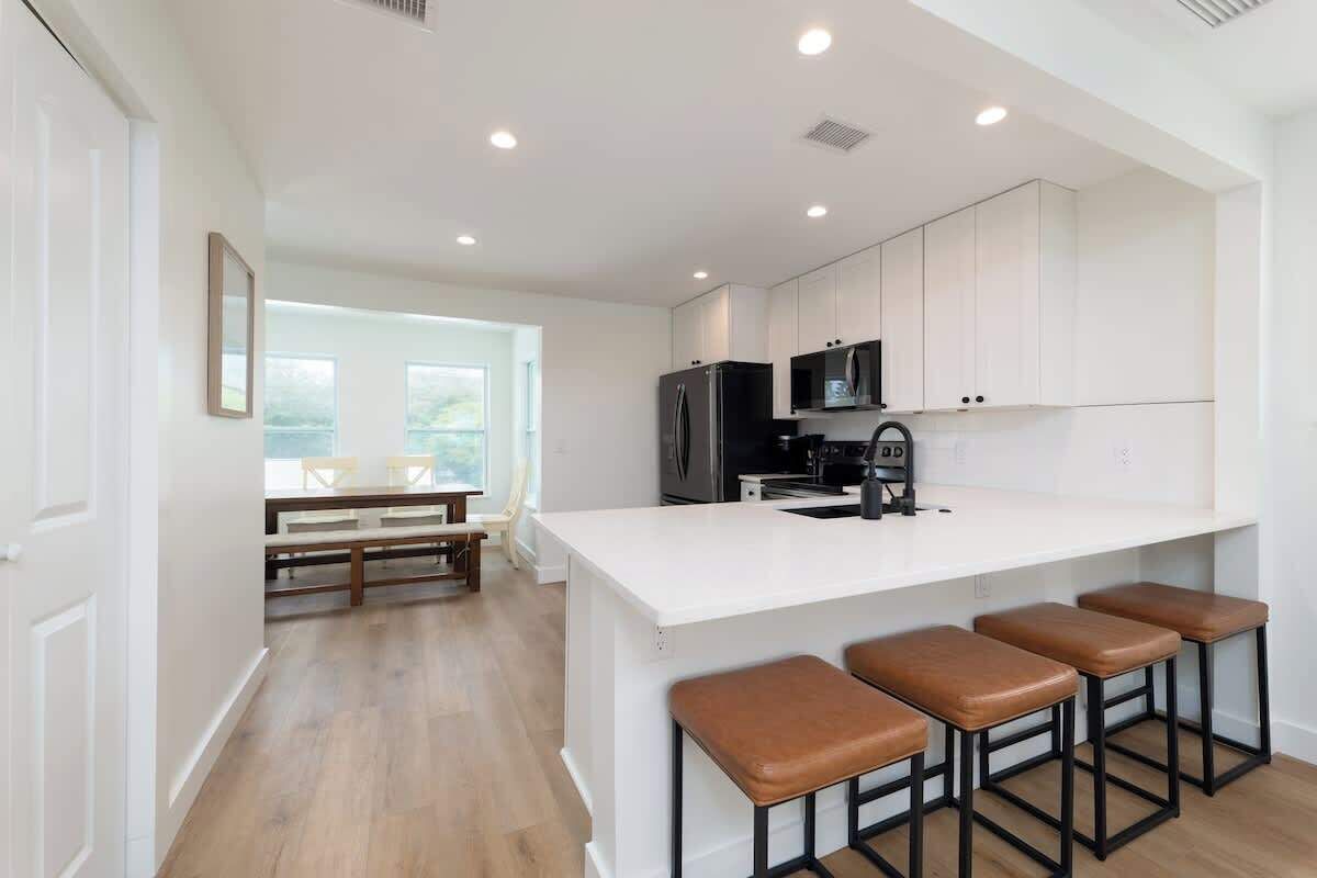 Kjøleskap, mikrobølgeovn, ovn og kokeplater