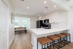 冰箱、微波炉、烤箱、炉灶