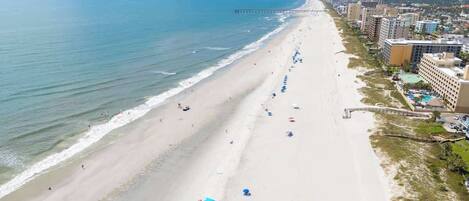 Plage à proximité, chaises longues, serviettes de plage