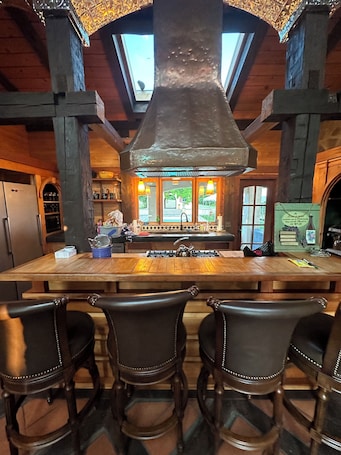 Fridge, microwave, oven, stovetop. Experience Tranquility and Charm at the Perfect Getaway above Gatehouse Winery!