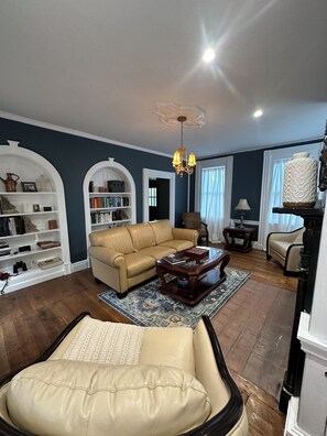 Smart-tv, pejs, bøger, stereoanlæg