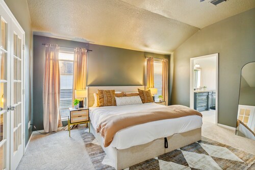 Spacious 5-bedroom house in charming Cypress - Hot Tub - Game Tables - Office