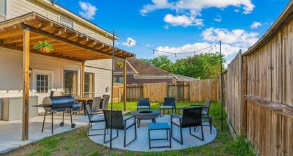 Spacious 5-bedroom house in charming Cypress - Hot Tub - Game Tables - Office
