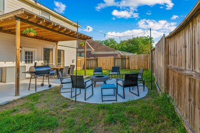 Spacious 5-bedroom house in charming Cypress - Hot Tub - Game Tables - Office