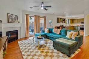 Una Smart TV, una chimenea