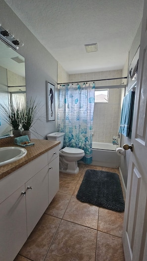 Hair dryer, towels, soap, shampoo - Heated Pool 3-bedroom house in Cape Coral with AC, WiFi, Grill, Full Kitchen (Cape Coral)