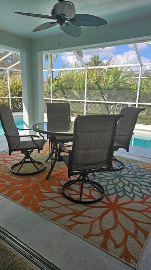 Outdoor dining - Heated Pool 3-bedroom house in Cape Coral with AC, WiFi, Grill, Full Kitchen (Cape Coral)