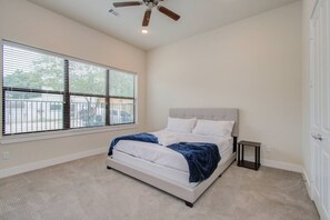 3 bedrooms, iron/ironing board, WiFi, bed sheets - Spacious Getaway 5 Min from Minute Maid Park! (Houston)