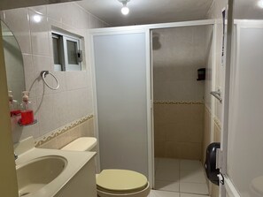 A bathroom with a toilet, sink, and shower stall. - Hotel Puerto Real Coatzacoalcos  (Coatzacoalcos)