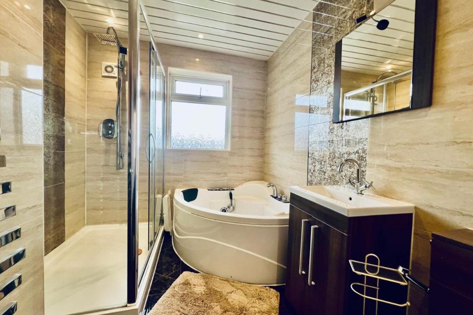 Huis | Badkamer | Een douche, handdoeken