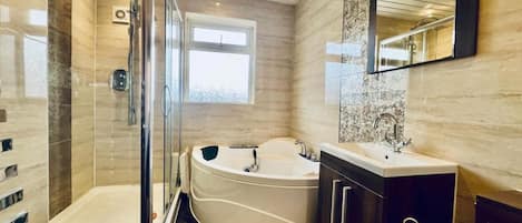 Casa | Baño | Regadera y toallas