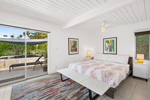 Hus - flera sängar - tillgång till pool - utsikt mot poolen (Alexander Escape) | 3 sovrum, individuell inredning, unika möbler och skrivbord