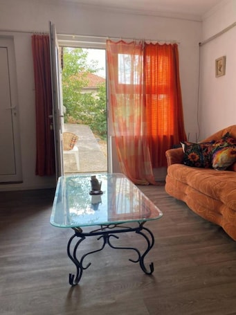 Wohnbereich. Bellas Place Cozy 2-bedroom apartment in welcoming Dulovo with AC, WiFi