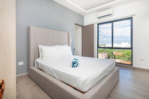 Senior Apartment, 2 Bedrooms | Arbetsyta för laptop, gratis barnsängar, gratis wi-fi och sängkläder