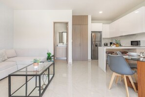 Departamento, balcón | Área de sala de estar | Televisión LED 