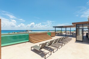 Outdoor pool - Distrito Corazón by BoutiqueApartmentsMX (Playa del Carmen)