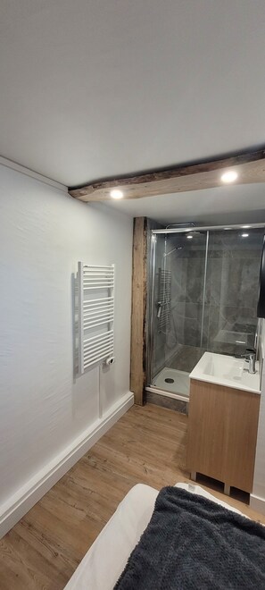 Douche, sèche-cheveux