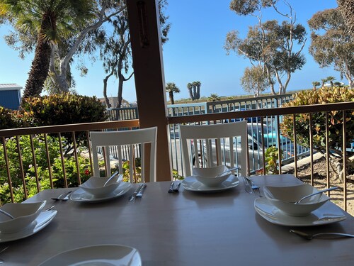 Spectacular Beach Retreat 2 bedroom with Ocean View - 5 minute walk to beach 