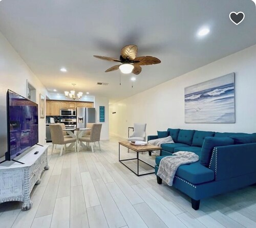 Spectacular Beach Retreat 2 bedroom with Ocean View - 5 minute walk to beach 