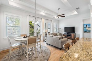 Smart TV - Easy Beach Access ~ Bikes, Heated Resort-Style Pool (Inlet Beach)