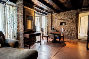 Honeymoon Suite | Free WiFi, bed sheets - HollyHedge Estate (New Hope)