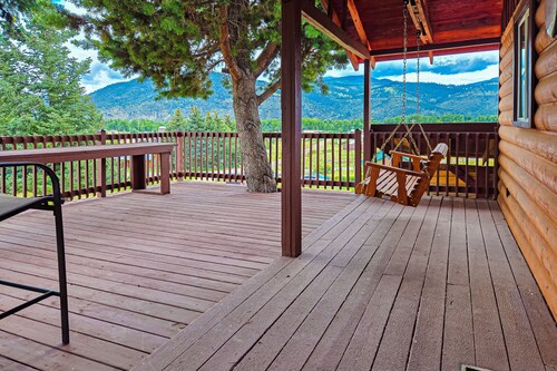 Charming cabin close to activities with spacious deck and great views