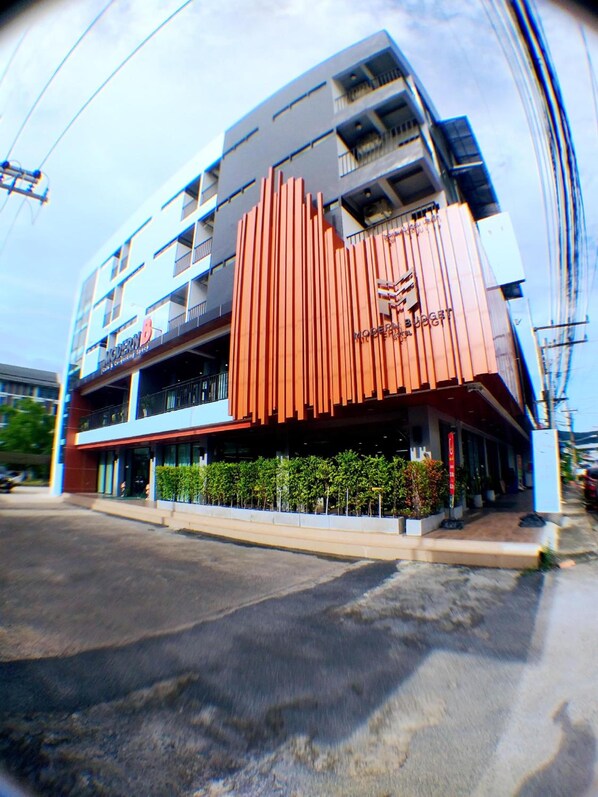 A modern building with a unique facade, multiple balconies, and a clear sky. - Modern Budget Hotel Hatyai Thailand (Hat Yai)
