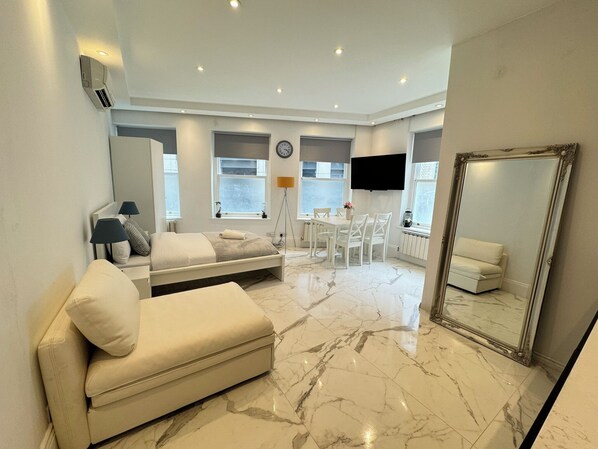 Iron/ironing board, WiFi, bed sheets