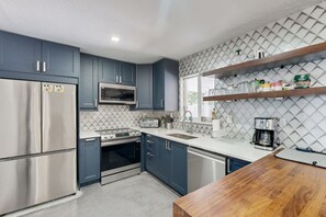 Fridge, microwave, oven, stovetop - Modern Home with private pool, fully equipped kitchen, BBQ (Oakland Park)