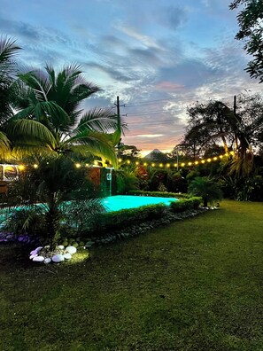 Property grounds - Charming villa in La Fortuna, Alajuela with AC, WiFi and private pool (Provincia de Alajuela)