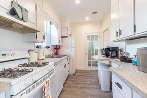 Fridge, microwave, oven, stovetop - 3 BR Beach House in Ventnor. Close walk to beach. (Ventnor City)