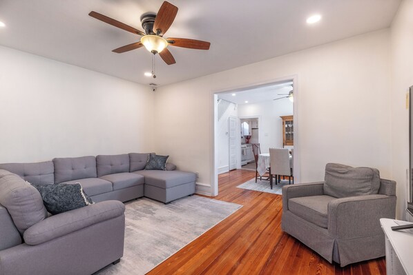 Smart TV, books, computer monitors - 3 BR Beach House in Ventnor. Close walk to beach. (Ventnor City)