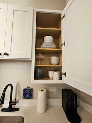 Réfrigérateur, batterie de cuisine, vaisselle et ustensiles