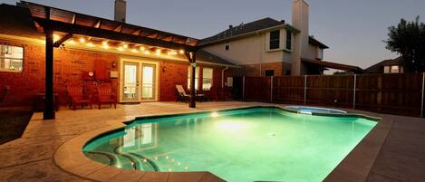 Alberca al aire libre y alberca climatizada