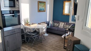 A compact living space with a kitchenette, dining area, and seating area. - Le rivage d'hélène - Apartment Sea view - 2 pers - 1 bedroom - All comfort (Ault)